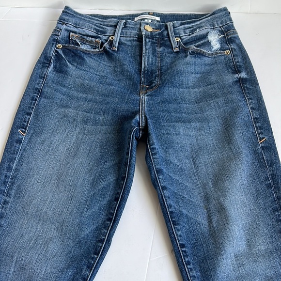 Good American Good Legs Blue 187 skinny jean w some distressing and zip closure - Picture 14 of 16